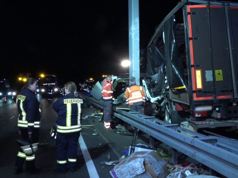 Die Autobahn 2 ist nach einem Lastwagen-Unfall mit zwei Toten im Landkreis Schaumburg zwischen den Anschlussstellen Rehren und Lauenau in beide Richtungen voll gesperrt.