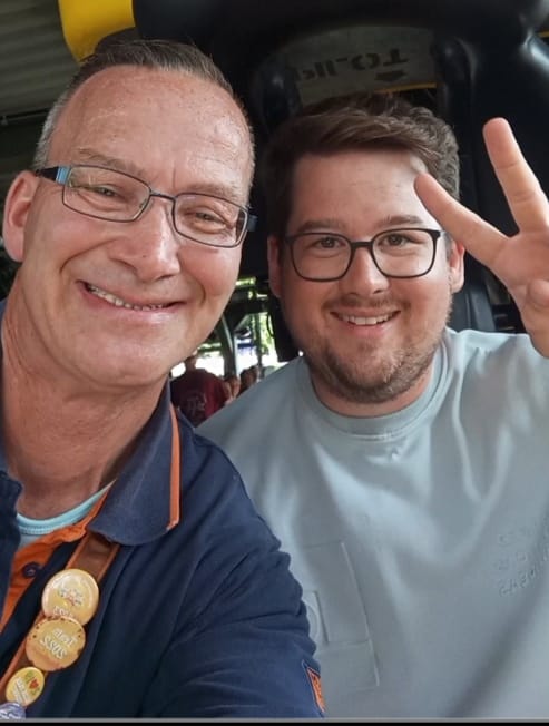 Bitte lächeln! Martin und Chris Tall hatten viel Spaß im Heide Park.