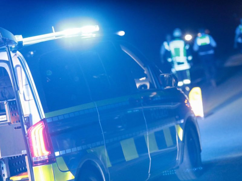 Nach einem Unfall auf der A2 bei Braunschweig ist ein Mann gestorben.