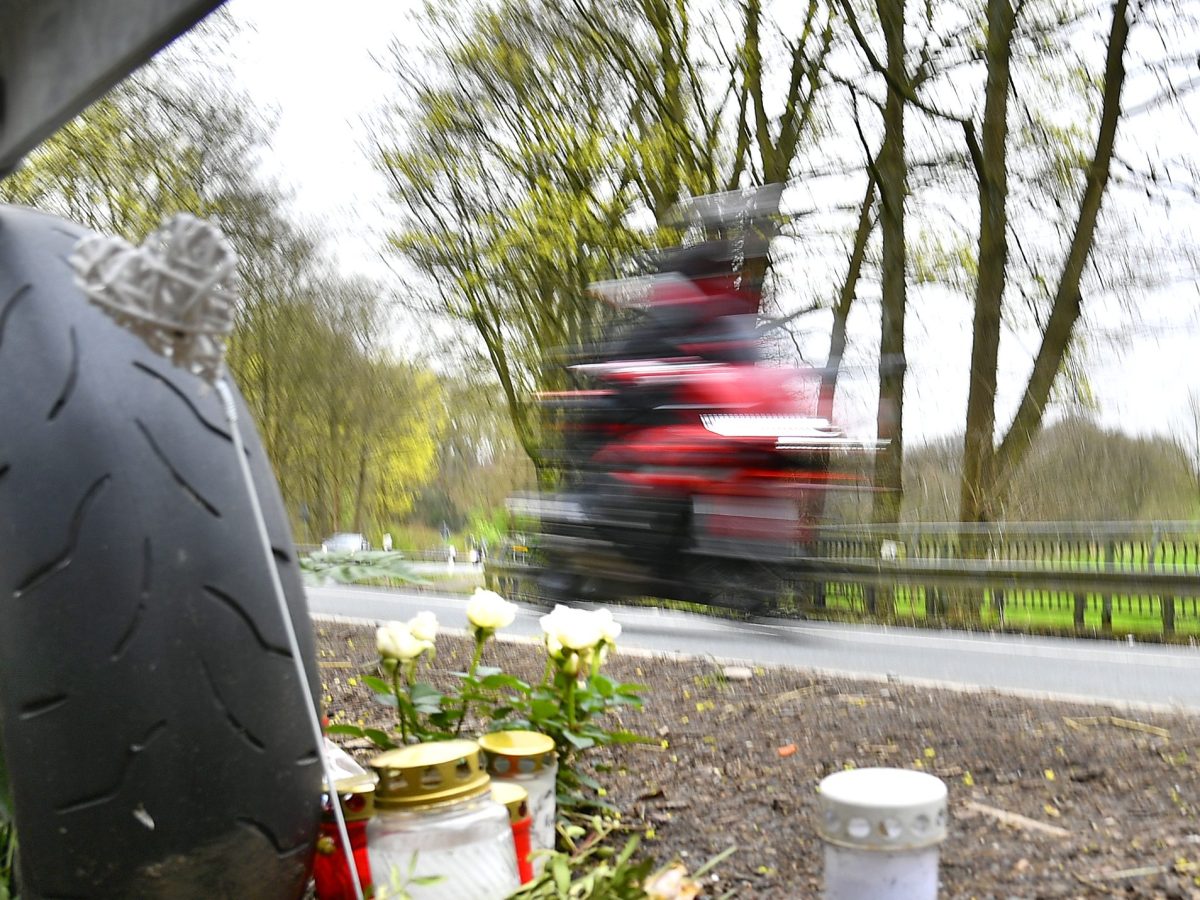 Motorrradfahrer befahren am 30. Maerz 2024 die Strasse Wodantal im Wodantal in Hattingen und passieren die Ungluecksstelle, an der vor kurzem ein Motorradfahrer tödlich verunglückt ist.