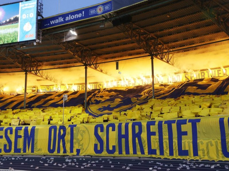 Bei der Choreo von Eintracht Braunschweig zündeten die Anhänger auch wieder mehrere Pyrofackeln.