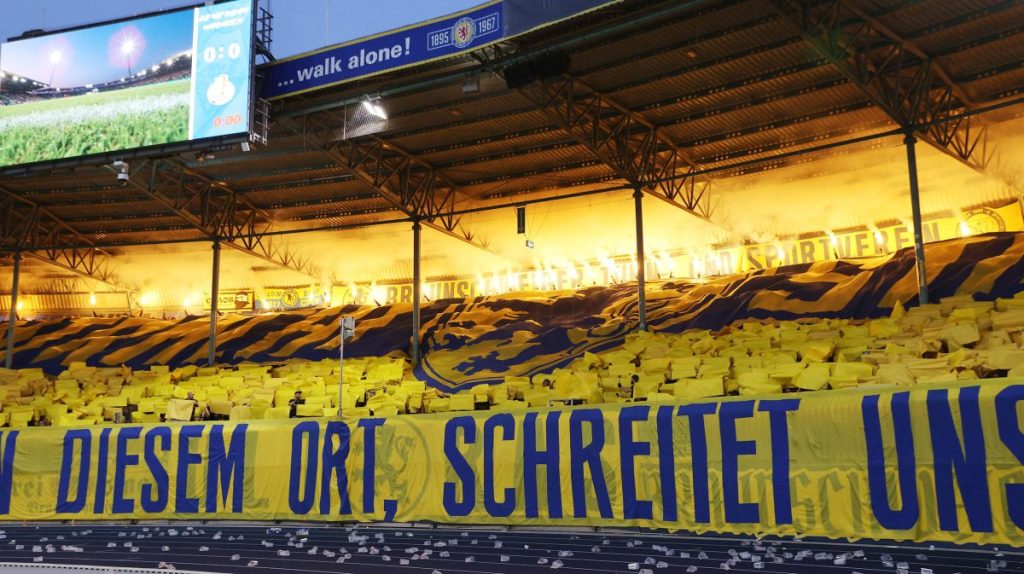 Bei der Choreo von Eintracht Braunschweig zündeten die Anhänger auch wieder mehrere Pyrofackeln.