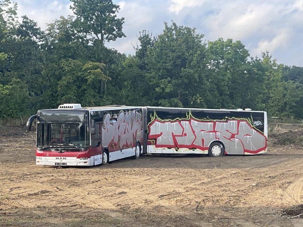 Einsam und verlassen steht er da: Der Bus auf dem Braunschweiger Acker...