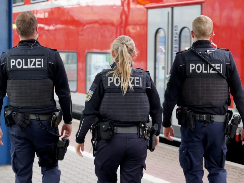In Braunschweig gesucht: 40-Jähriger will Kind von Dienststelle abholen und landet hinter Gittern.