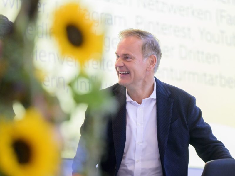 VW-Chef Oliver Blume ist natürlich auch mit auf dem Schweden-Trip.
