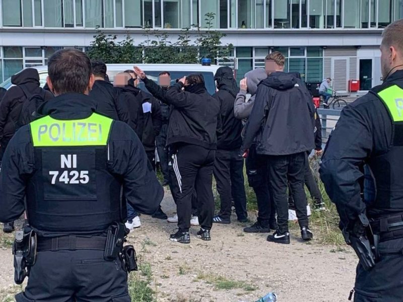 Die Polizei bewachte die mutmaßlichen Neonazis zwar, hat aber den Angriff nicht verhindern können.