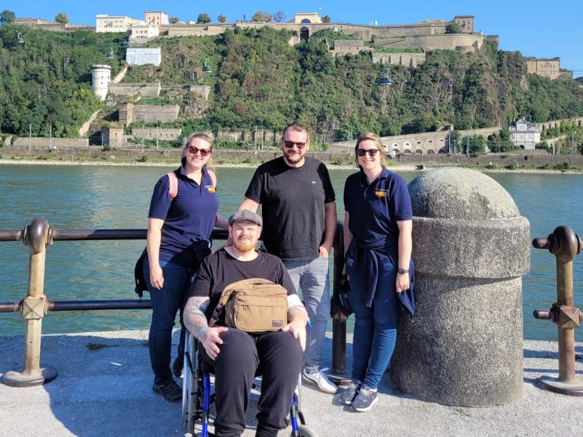 Helge mit seinem Bruder und dem Wünschewagen Niedersachsen Team an der Mosel.