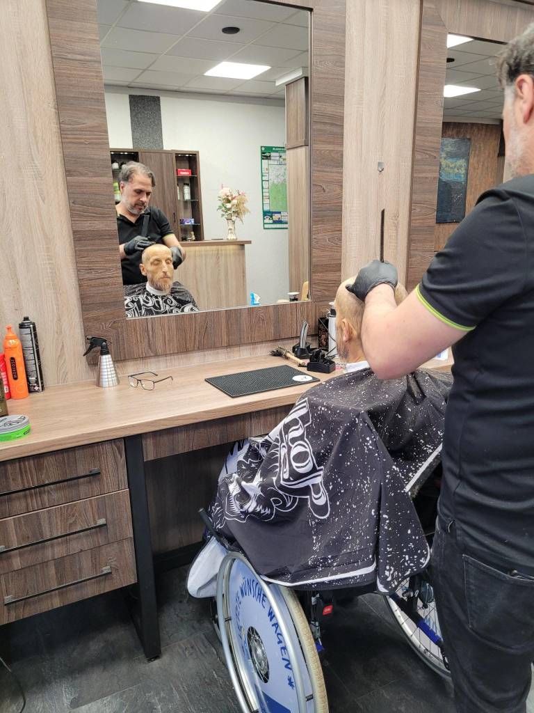 Beim Barbier bekommt Cord eine neue Frisur und den Bart rasiert. Und muss dafür keinen Cent bezahlen. Vielen Dank!
