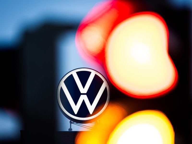Die Landesregierung um Ministerpräsident Weil will bei den Sparplänen von VW mitreden, um Standortschließungen zu vermeiden. Als VW-Aufsichtsrat kennt Weil aber auch die Sorgen des Unternehmens.