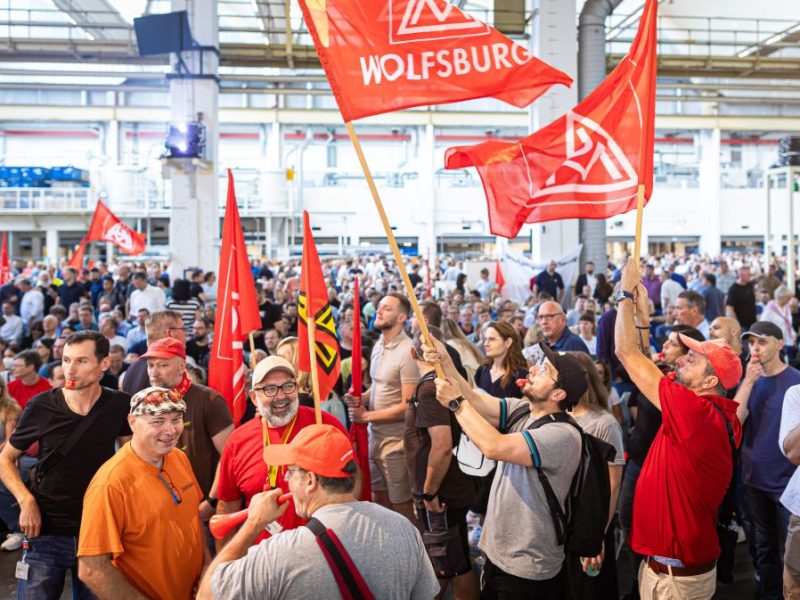 Die VW-Mitarbeiter protestieren gegen die Sparpläne des Konzerns.