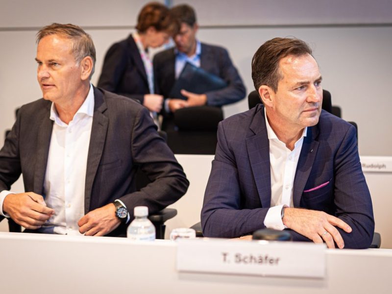 VW-Chef Oliver Blume (links) und Markenchef Thomas Schäfer wurden in Wolfsburg ausgepfiffen.