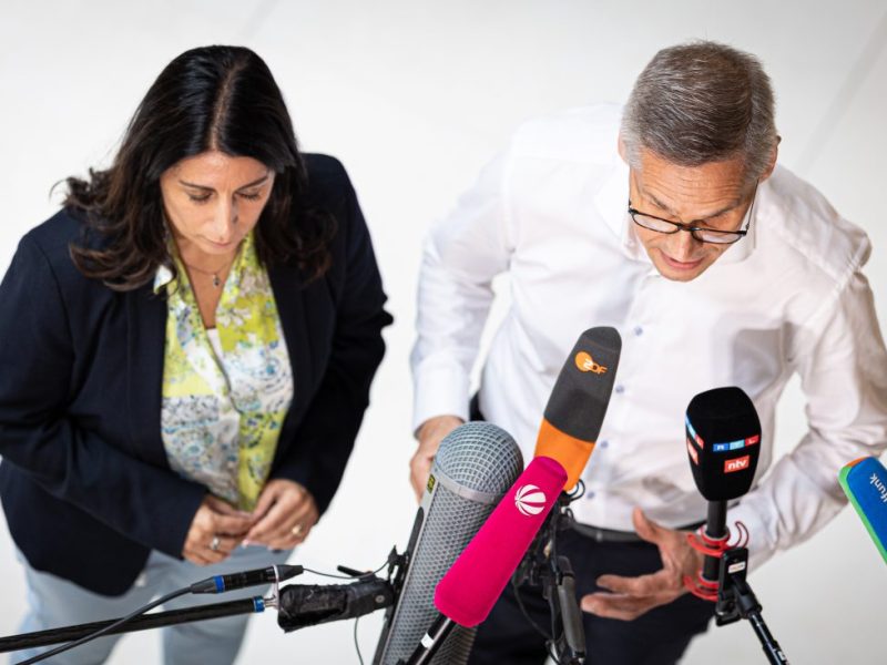 Daniela Cavallo, Gesamt- und Konzernbetriebsratsvorsitzende der Volkswagen AG, und Thorsten Gröger, Bezirksleiter der IG Metall in Niedersachsen und Sachsen-Anhalt, geben Pressestatements ab.