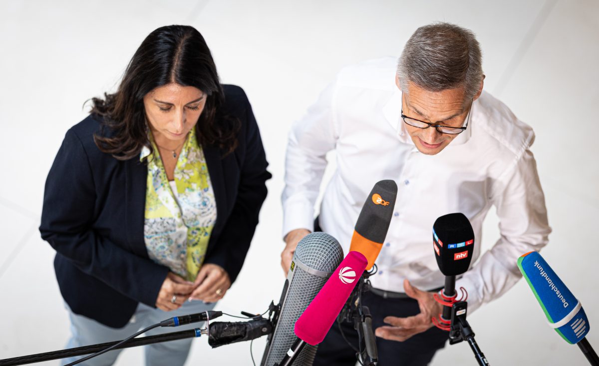 Daniela Cavallo, Gesamt- und Konzernbetriebsratsvorsitzende der Volkswagen AG, und Thorsten Gröger, Bezirksleiter der IG Metall in Niedersachsen und Sachsen-Anhalt, geben Pressestatements ab.