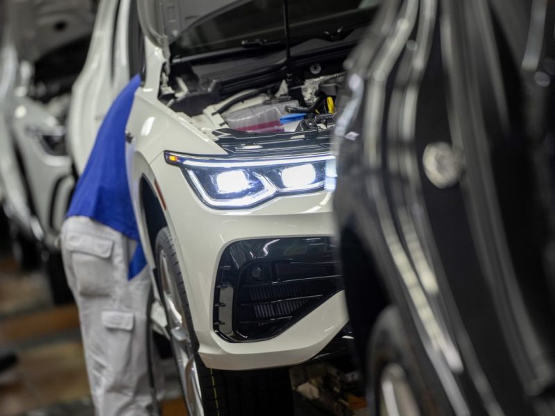 Schlimme Minuten im VW-Werk Wolfsburg! Ein Mitarbeiter kippt auf einmal um. Sein Herz schlägt nicht mehr. Seine Kollegen reagieren geistesgegenwärtig.