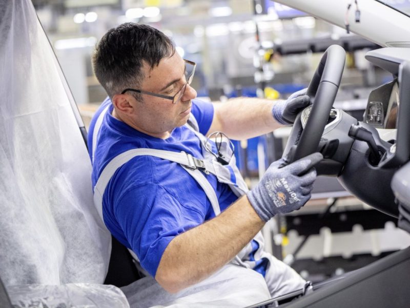 VW Mitarbeiter in der Produktion