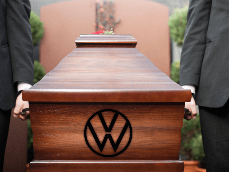 Sehr zynisch: VW-Mitarbeiter beerdigen die Beschäftigungssicherung.