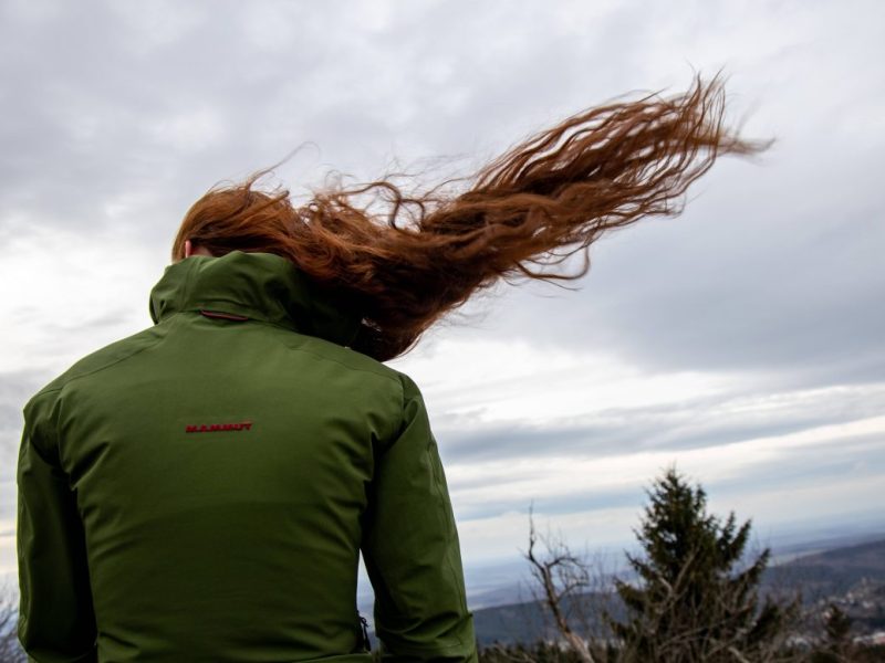 Frau steht im Wind