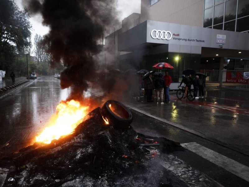 Am Montagmorgen sollen mehrere Audi-Mitarbeiter in Brüssel ein Tor blockiert und ein Feuer gelegt haben.