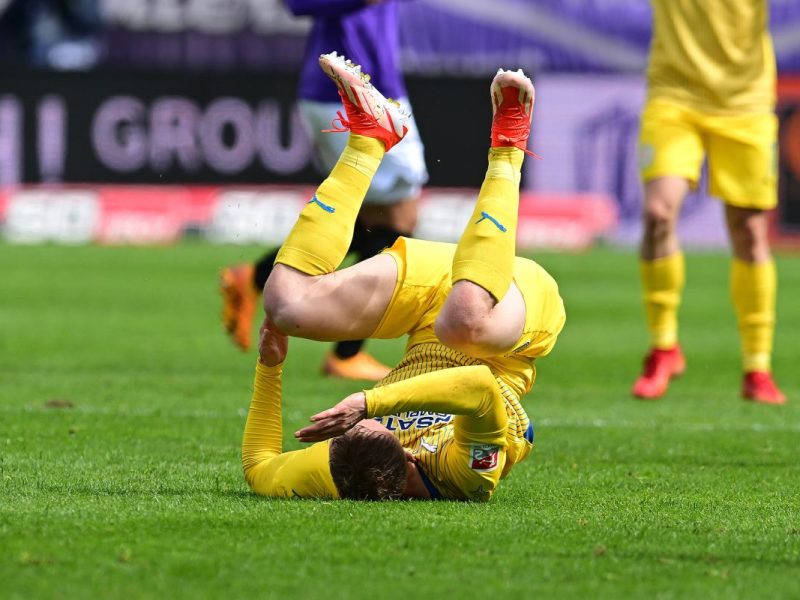 Eintracht Braunschweig muss vor dem großen Derby einen herben Dämpfer einstecken. Vor allem ein Profi wurde zum Unglücksraben.