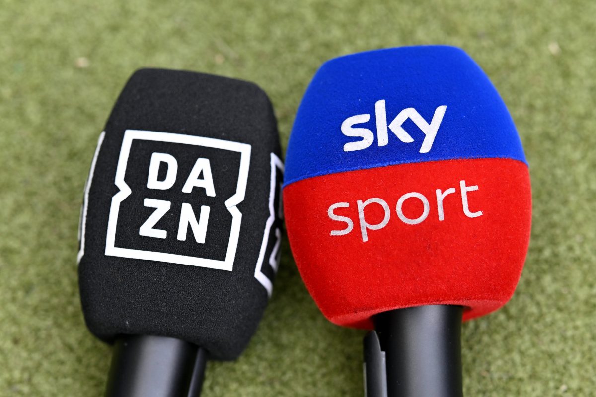 Der Kampf um die Bundesligarechte gehen in die nächste Runde! Die Fans haben eine klare Meinung zu dem Hammer und DAZN & Sky.