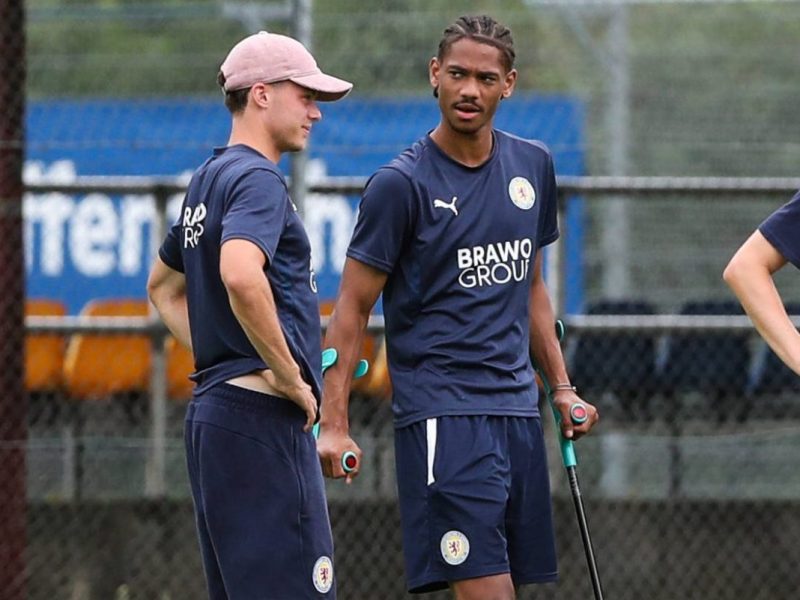 Eintracht Braunschweig: Sidi Sane ist aktuell auf Krüken unterwegs.