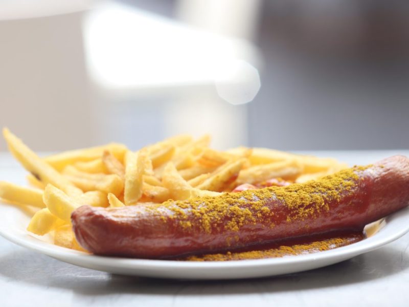 In einem neuem Buch rund um die Currywurst kommt natürlich auch die VW ins Spiel. Volkswagen ist gleich mehrfach Thema.