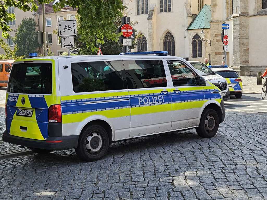 Mehrere Streifenwagen waren mit Blaulicht vor Ort.