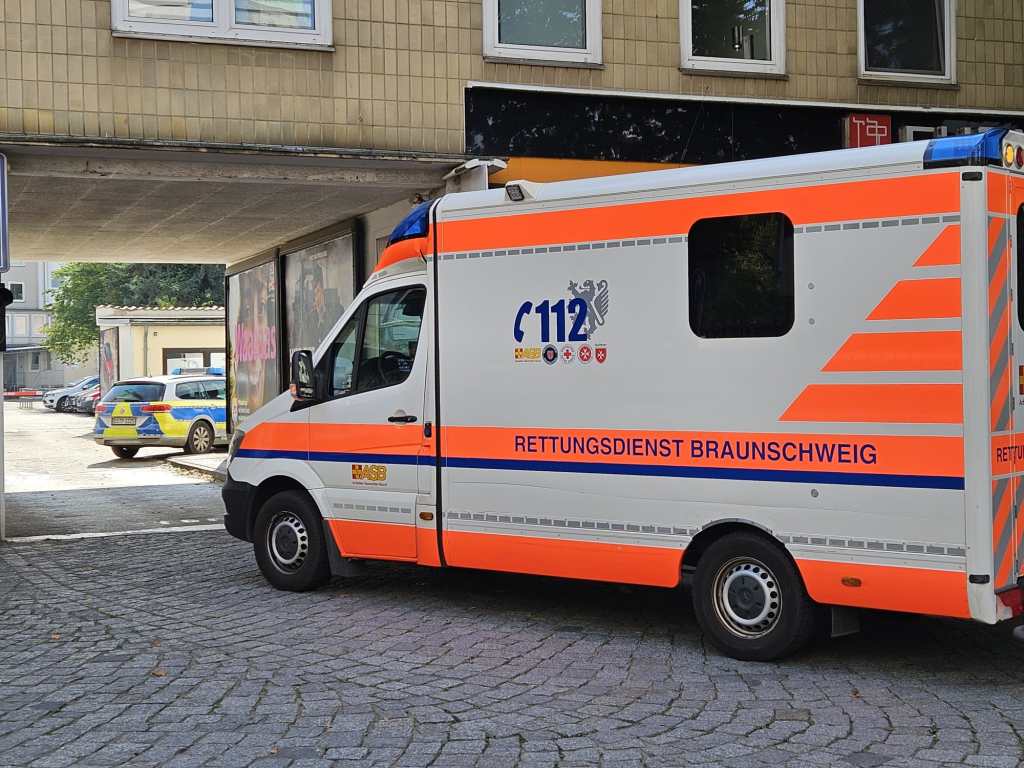 Ein Rettungsteam brachte die verletzte Seniorin ins Krankenhaus.