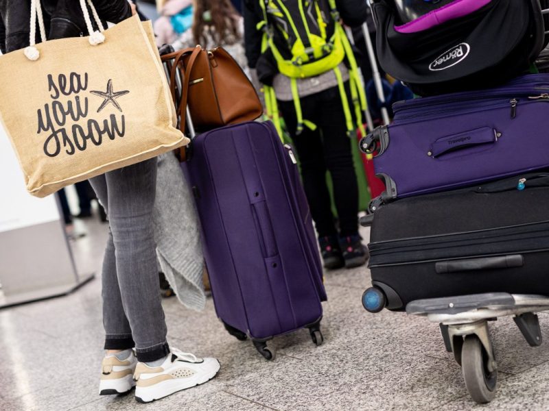 AIDA Cruises musste am Samstag, den 12. Oktober 2024, die beginnende Reise einiger Gäste von AIDAcosma am Flughafen in Hannover absagen.
