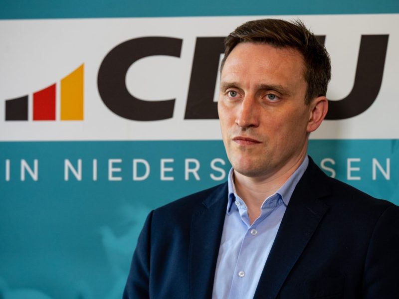 In der Diskussion um mögliche Werksschließungen bei VW macht die Opposition Druck auf die Landesregierung.