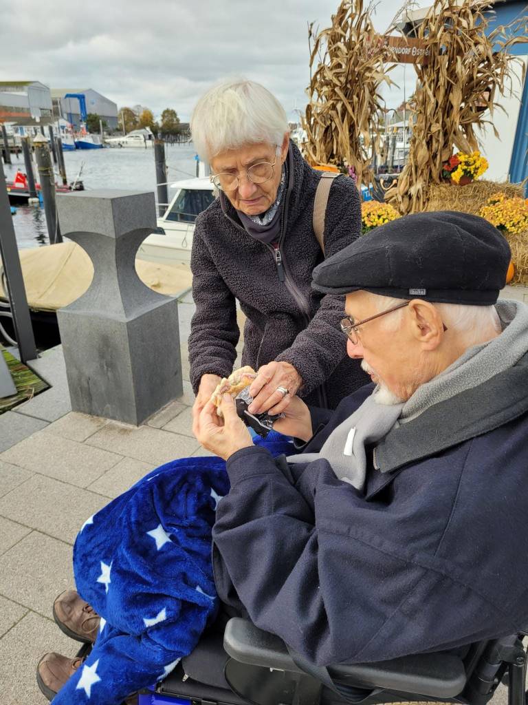 Fischbrötchen für Gerhard: unterwegs auf Wunschwegen bekommt der 88-Jährige endlich wieder einmal Appetit.