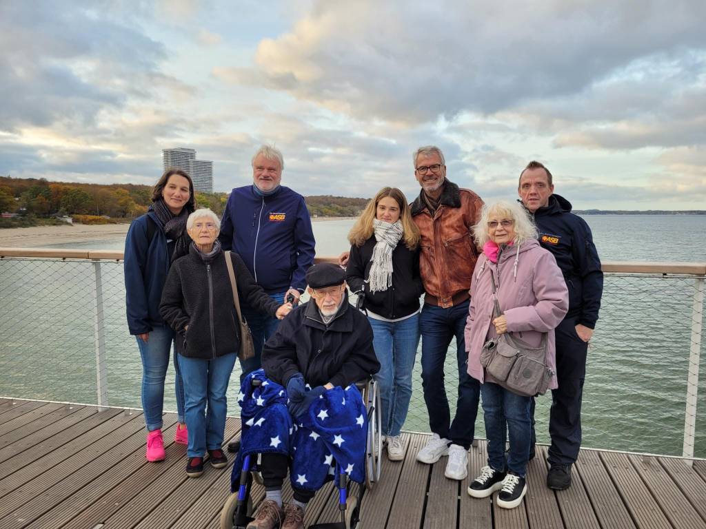 Auf der Seebrücke: Gerhards Schwester ist mitgereist. Schwiegersohn Carsten, Enkelin Lea und natürlich seine Gabriele - sie alle sind bei dieser Wunschfahrt ganz fest an der Seite des Krebspatienten.