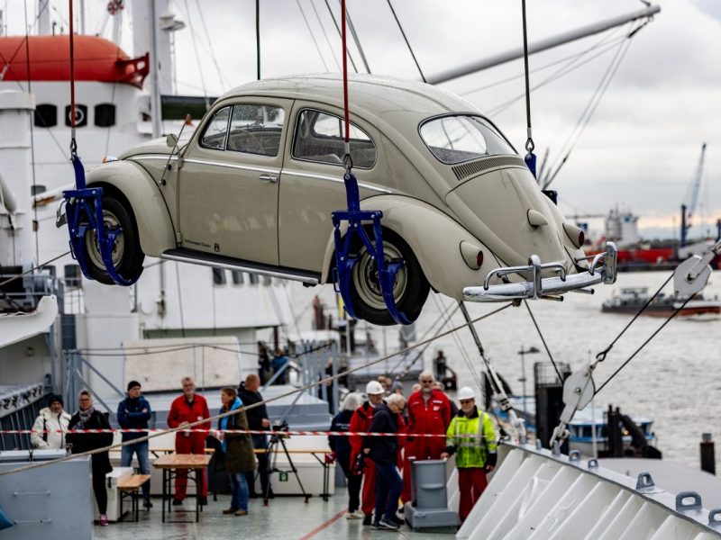 Ein VW Käfer von 1958 an einem historischen Ladekran hat an der Hamburger Überseebrücke die Blicke auf sich gezogen.