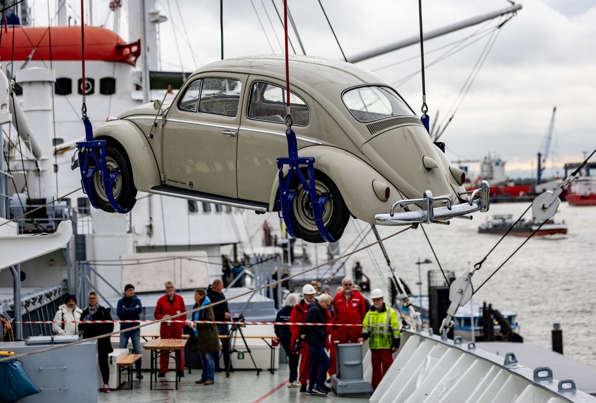 Ein VW Käfer von 1958 an einem historischen Ladekran hat an der Hamburger Überseebrücke die Blicke auf sich gezogen.