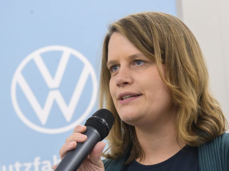 Mit dem Ende der staatlichen Förderung ist die Nachfrage nach E-Autos eingebrochen. Darunter leidet auch Volkswagen. Niedersachsens Vize-Ministerpräsidentin sieht daher jetzt den Bund am Zug.