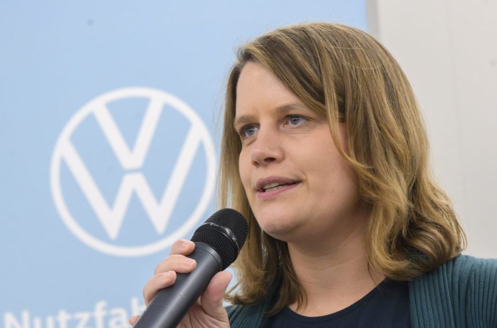 Mit dem Ende der staatlichen Förderung ist die Nachfrage nach E-Autos eingebrochen. Darunter leidet auch Volkswagen. Niedersachsens Vize-Ministerpräsidentin sieht daher jetzt den Bund am Zug.