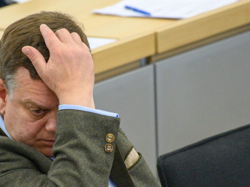 CDU-Politiker Alexander Räuscher reagiert mit einem Patronen-Foto auf ein Posting eines Grünen-Mitglieds. Es gibt Kritik, er bleibt aber in der Fraktion. Und: Polizei und Waffenbehörde werden aktiv.