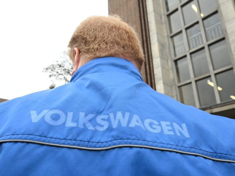 Die meisten VW-Mitarbeiter müssen den Schock erstmal verdauen. Nur wenige wollen reden. Und die hauen umso mehr auf den Putz!