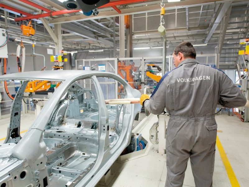 Der VW-Konzern beschäftigte etwa 4.200 Mitarbeiter in Kaluga, rund 200 Kilometer südwestlich von Moskau. Das Werk entstand bereits 2007. Seit der russischen Invasion der Ukraine im Februar 2022 wurde die Autoproduktion von VW in Russland ausgesetzt. Auch der Export von Autos nach Russland wurde eingestellt.