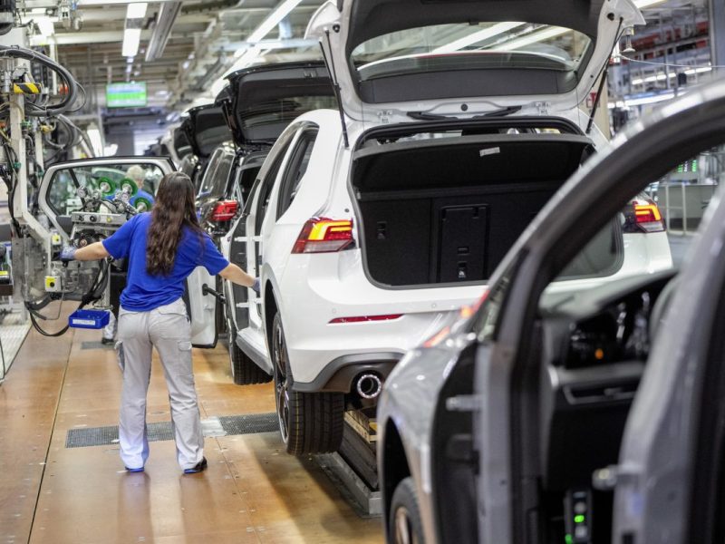 Deutschlands größter Autobauer VW krankt. Und die gesamte Branche zeigt Symptome. Der Ausblick für die Mitarbeiter? Düster.