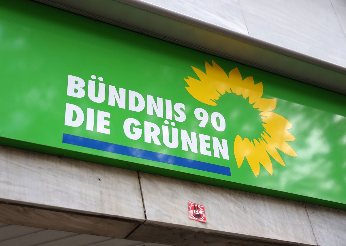 Eine Puppe trägt die Aufschrift "Bündnis 90/ Die Grünen".