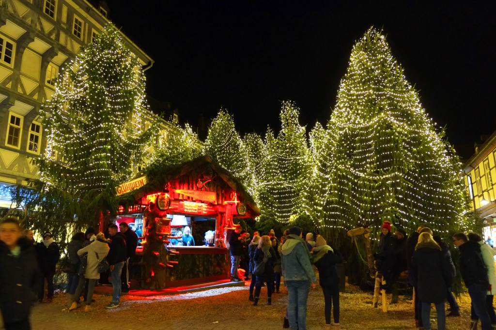 Weihnachtsmarkt in Goslar 2019 am Harz im Bundesland Niedersachsen am Abend. 