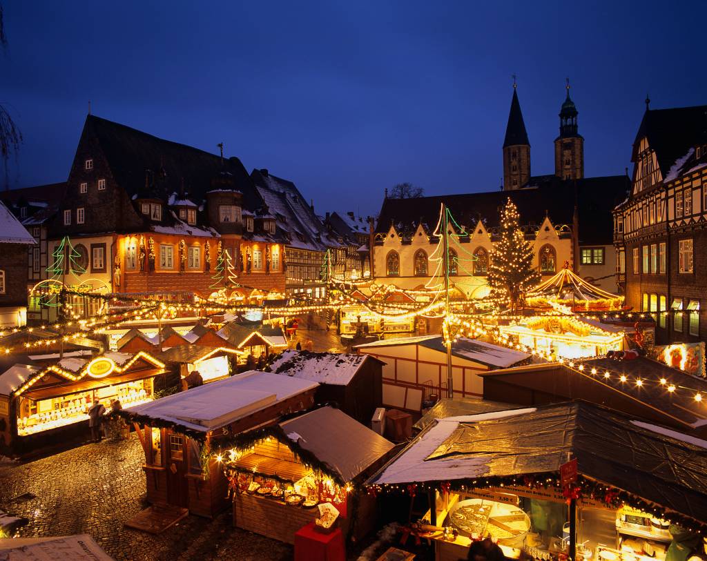 Weihnachtsmarkt in Goslar 2019 am Harz im Bundesland Niedersachsen am Abend. 