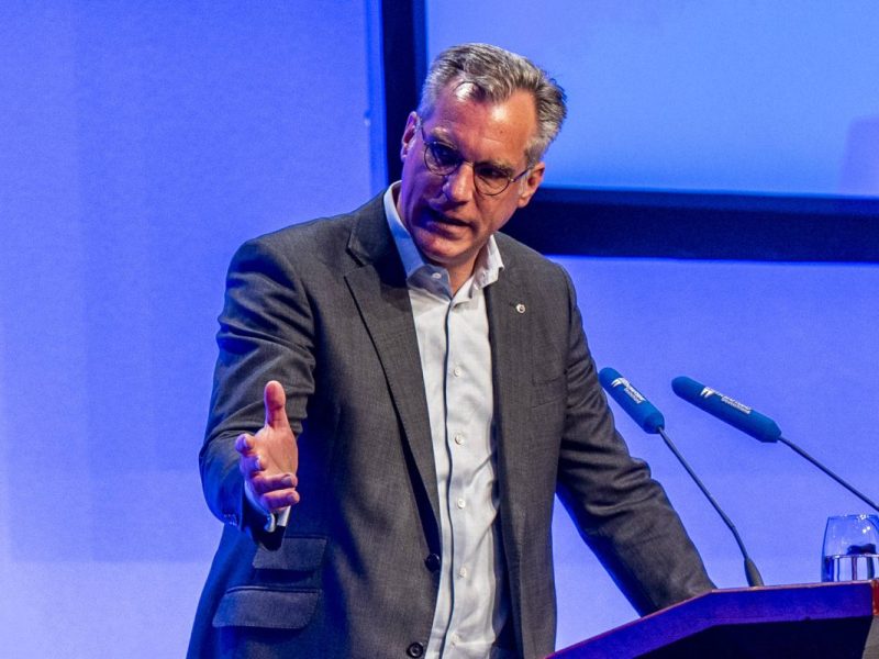 Salzgitter-Chef Groebler erlebt mit seinem Konzern eine schwierige Zeit. Der Stahl-Riese leidet unter der Branchen-Krise – und schlägt Alarm.