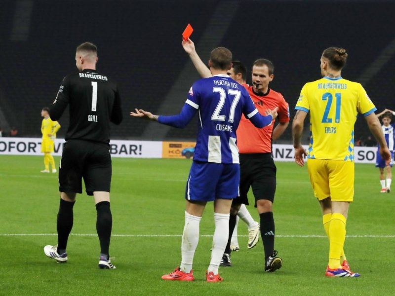 Lennart Grill flog bei Hertha BSC Berlin gegen Eintracht Braunschweig vom Feld.