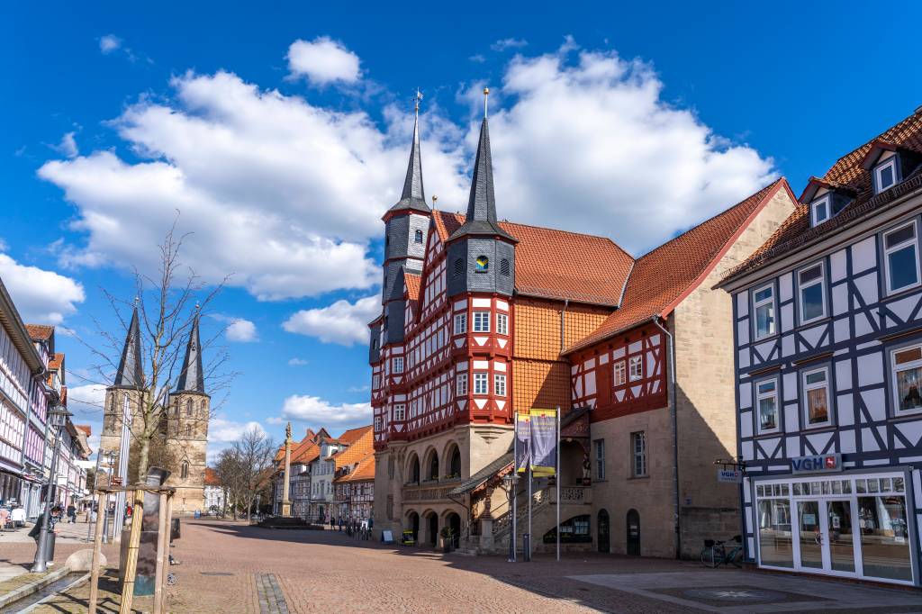 Rathaus Duderstadt Marktstraße mit historischem Rathaus und Basilika St. Cyriakus in Duderstadt, Niedersachsen