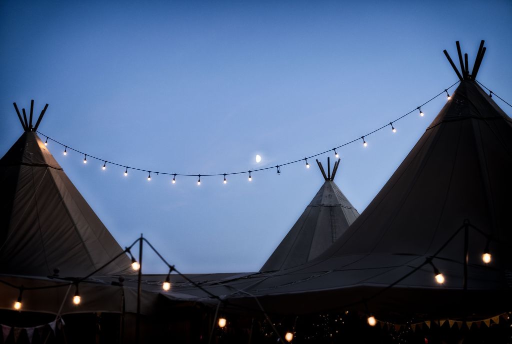 Tipis in der Nacht