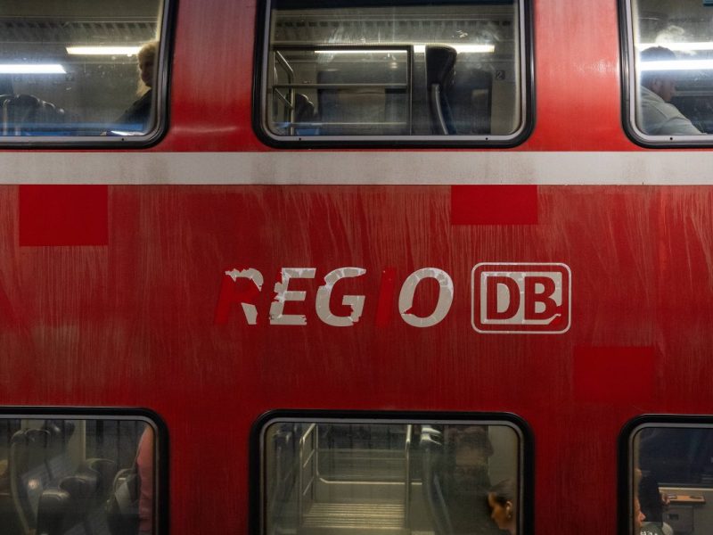Für Studenten gibt es in Niedersachsen ein vergünstigtes Deutschlandticket. Schülerinnen und Schülern wurde etwas Ähnliches versprochen. Sie schauen aber vorerst weiter in die Röhre.