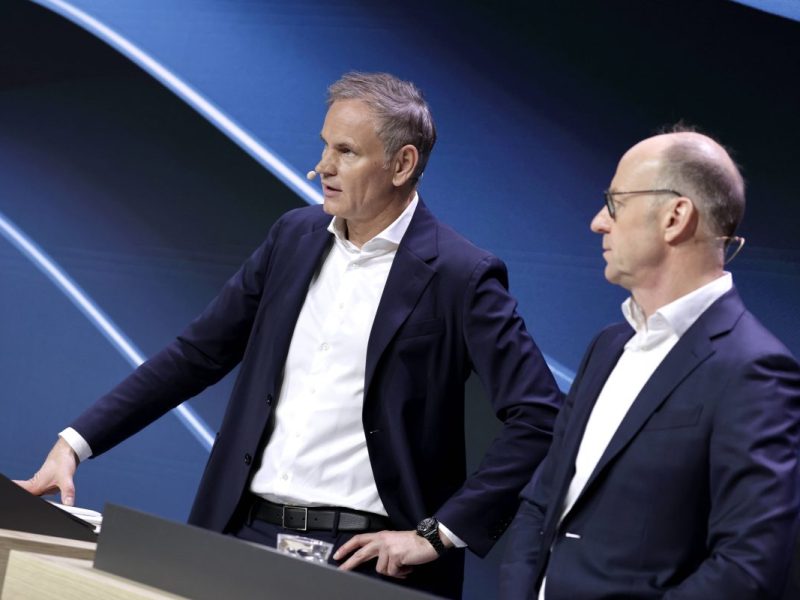 VW-Chef Oliver Blume (links) und Konzern-Finanzvorstand Arno Antlitz haben schon mal bessere Zeiten erlebt.
