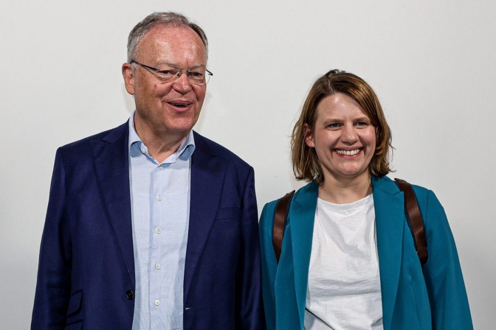 Ministerpräsident Stephan Weil (SPD) und Kultusministerin Julia Willie Hamburg (Grüne) sitzen nicht nur zusammen auf der Regierungsbank, sondern auch im VW-Aufsichtsrat.